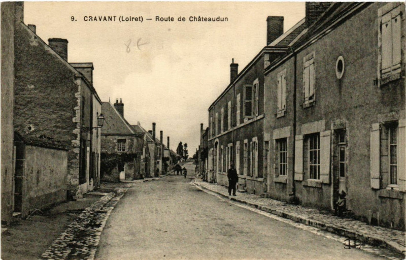 Carte postale ancienne Cravant - Route de Chateaudun à Cravant