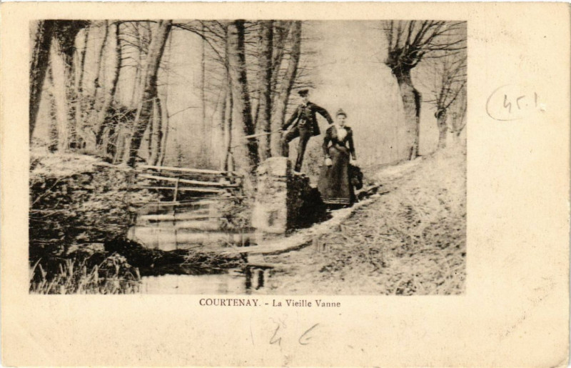 Carte postale ancienne Courtenay - La Vieille Vanne à Courtenay