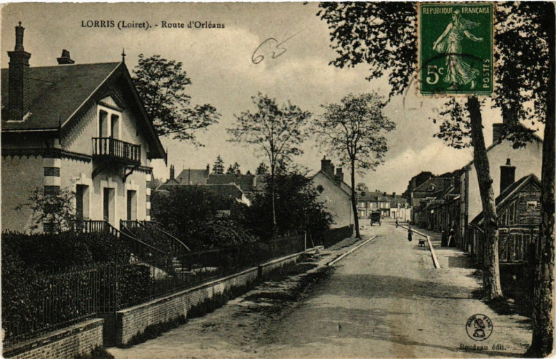 Carte postale ancienne Lorris - Route d'Orleans à Lorris