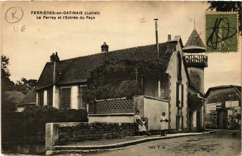 Carte postale ancienne Ferrieres-en-Gatinais - Le Perrey et l'Entrée du Pays à Ferrières-en-Gâtinais