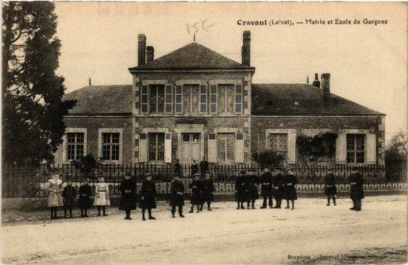 Carte postale ancienne Cravant - Mairie et Ecole de Garcons à Cravant