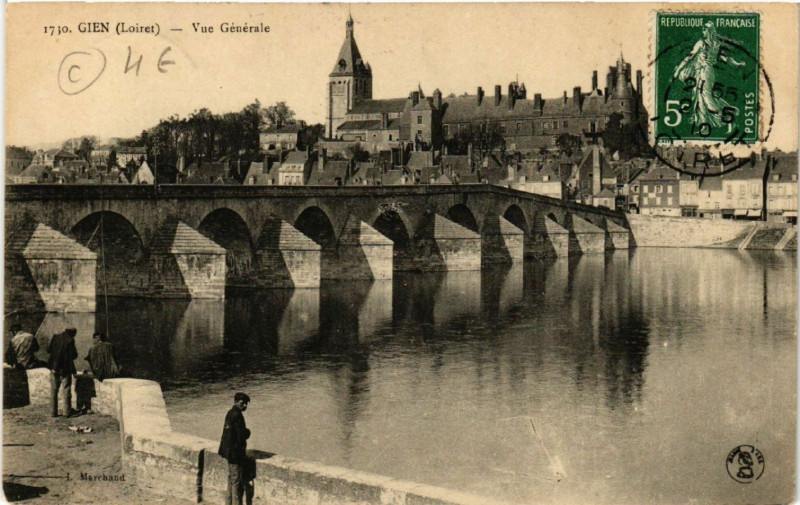 Carte postale ancienne Gien - Vue générale à Gien