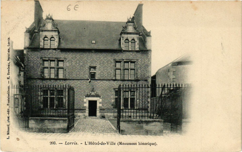 Carte postale ancienne Lorris - L'Hotel-de-Ville à Lorris