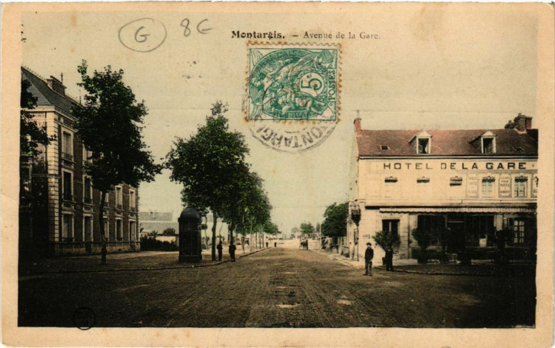 Carte postale ancienne Montargis - Avenue de la Gare à Montargis