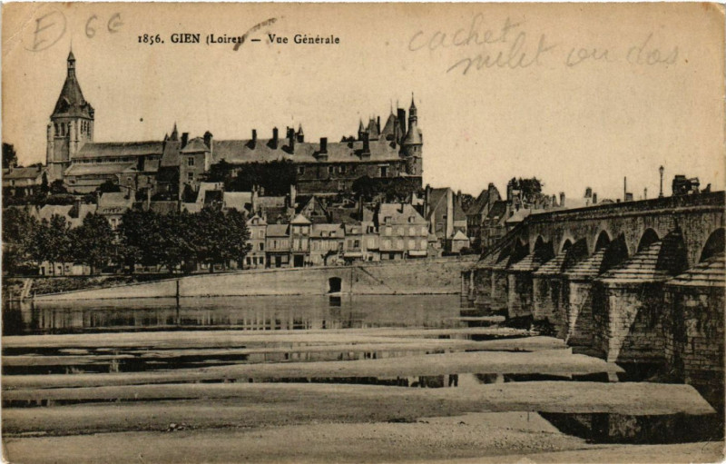 Carte postale ancienne Gien - Vue générale à Gien