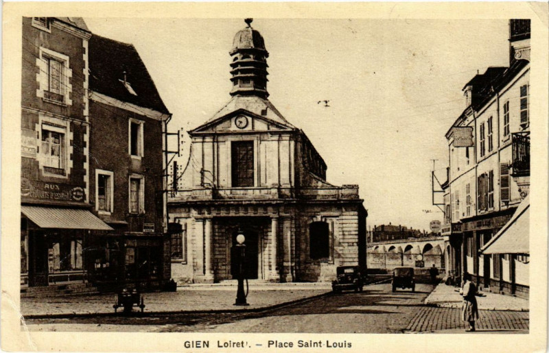 Carte postale ancienne Gien - Place St-Louis à Gien