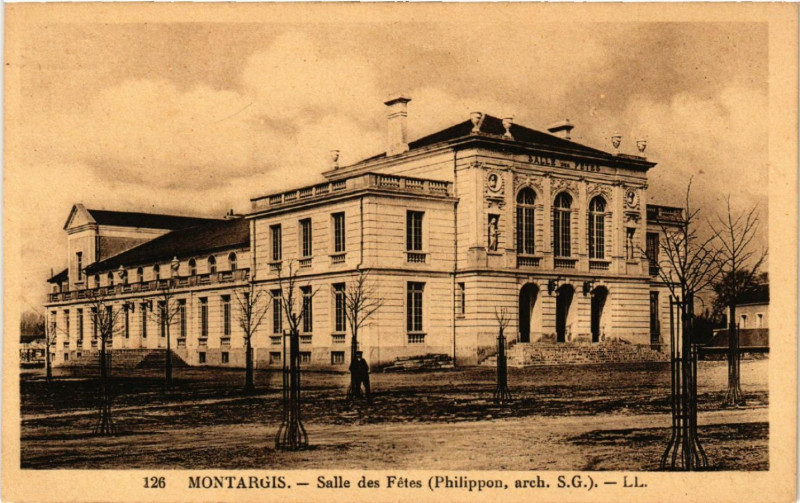 Carte postale ancienne Montargis - Salle des Fetes à Montargis