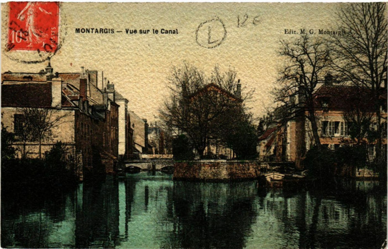 Carte postale ancienne Montargis - Vue sur le Canal à Montargis