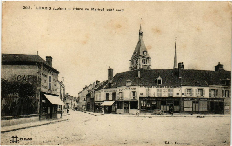 Carte postale ancienne Lorris - Place du Martroi - coté nord à Lorris