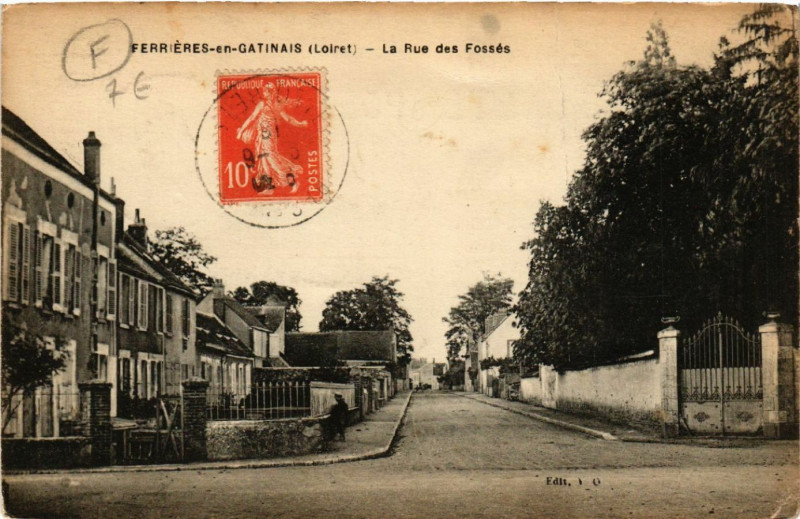 Carte postale ancienne Ferrieres-en-Gatinais - La Rue des Fossés à Ferrières-en-Gâtinais