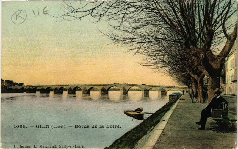 Carte postale ancienne Gien - Bords de la Loire à Gien