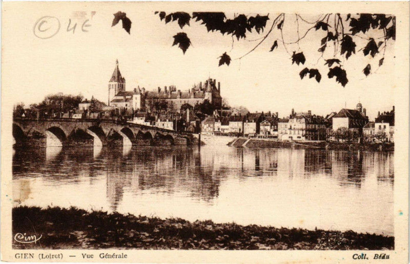 Carte postale ancienne Gien - Vue générale à Gien