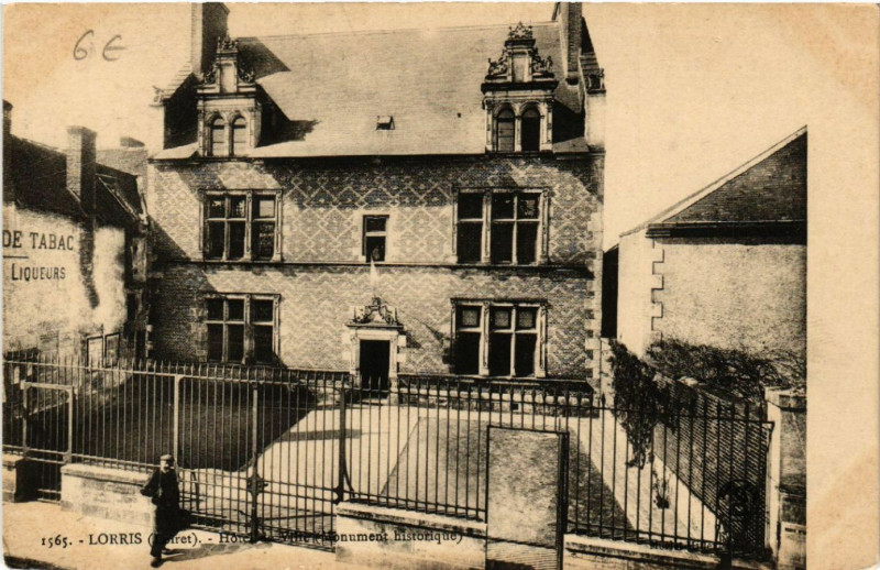 Carte postale ancienne Lorris - Hotel de Ville à Lorris