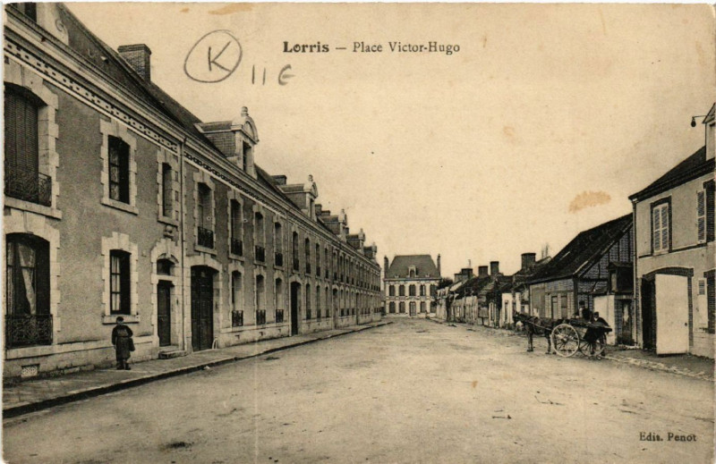 Carte postale ancienne Lorris - Place Victor-Hugo à Lorris
