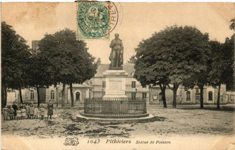 Carte postale ancienne Pithiviers - Statue de Poisson à Pithiviers