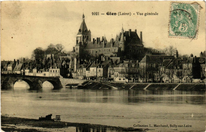 Carte postale ancienne Gien - Vue générale à Gien