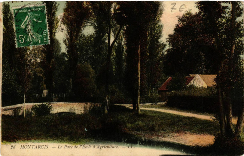 Carte postale ancienne Montargis - Le Parc de l'Ecole d'Agriculture à Montargis