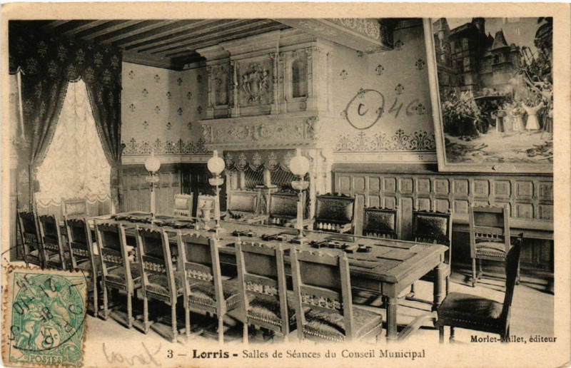 Carte postale ancienne Lorris - Salles de Séances du Conseil Municipal à Lorris