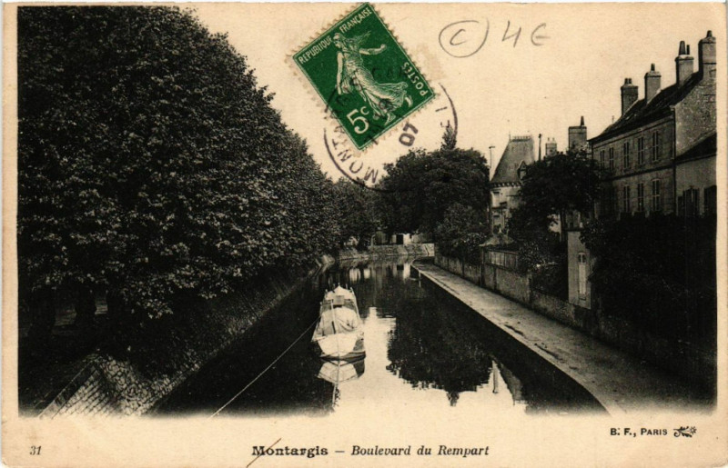 Carte postale ancienne Montargis - Boulevard du Rempart à Montargis