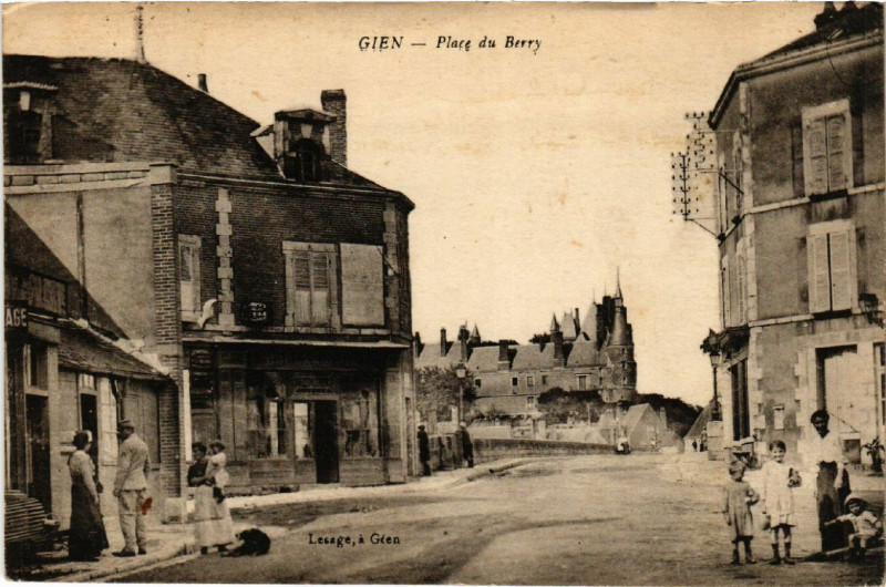 Carte postale ancienne Gien - Place du Berry à Gien