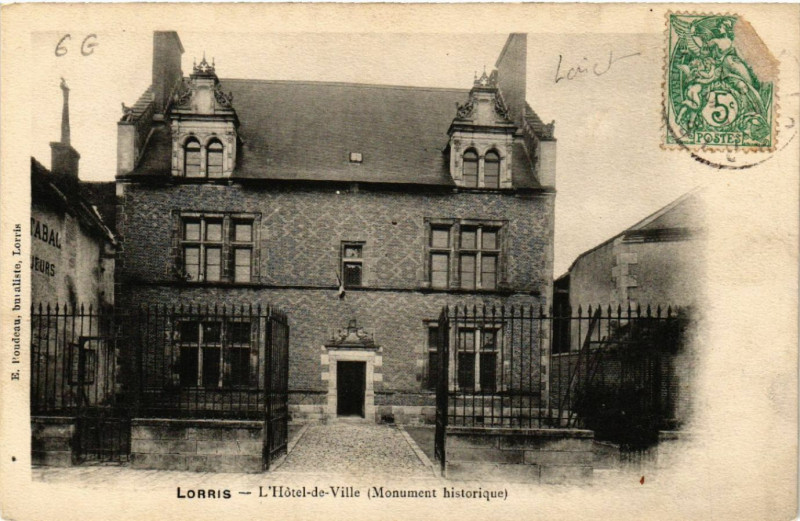 Carte postale ancienne Lorris - L'Hotel-de-Ville à Lorris