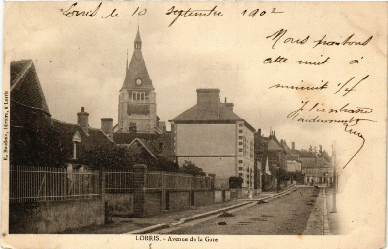 Carte postale ancienne Lorris - Avenue de la Gare à Lorris