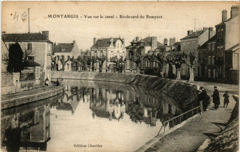 Carte postale ancienne Montargis - Vue sur le Canal - Boulevard du Rempart à Montargis