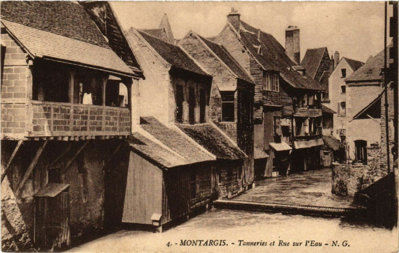 Carte postale ancienne Montargis - Tanneries et Rue sur l'Eau à Montargis