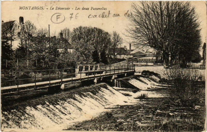 Carte postale ancienne Montargis - Le Déversoir - Les deux Passerelles à Montargis