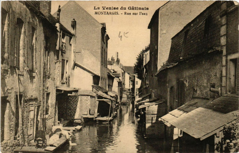 Carte postale ancienne Montargis - Rue sur l'Eau à Montargis