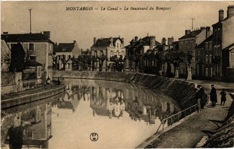 Carte postale ancienne Montargis - Le Canal - Le Boulevard du Rempart à Montargis