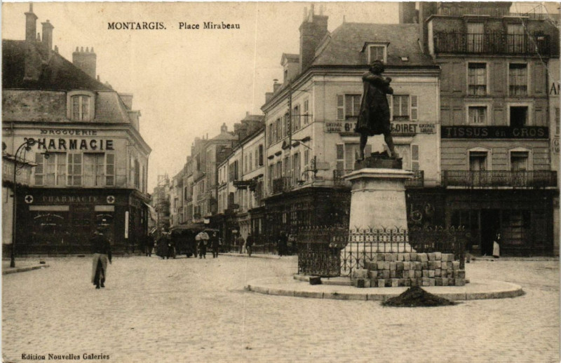 Carte postale ancienne Montargis - Place Mirabeau à Montargis