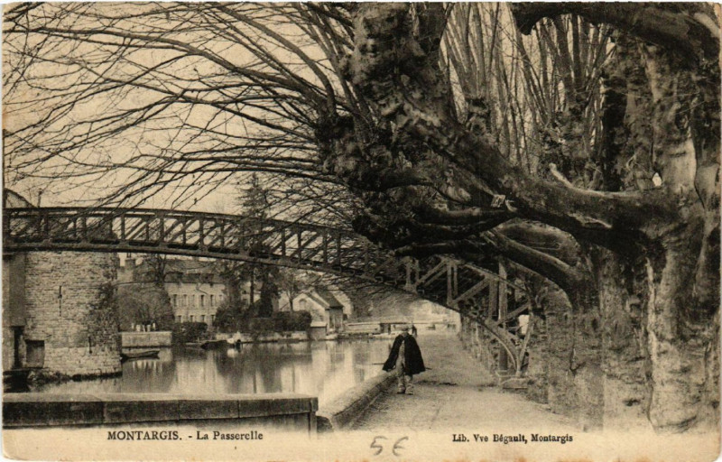 Carte postale ancienne Montargis - La Passerelle à Montargis