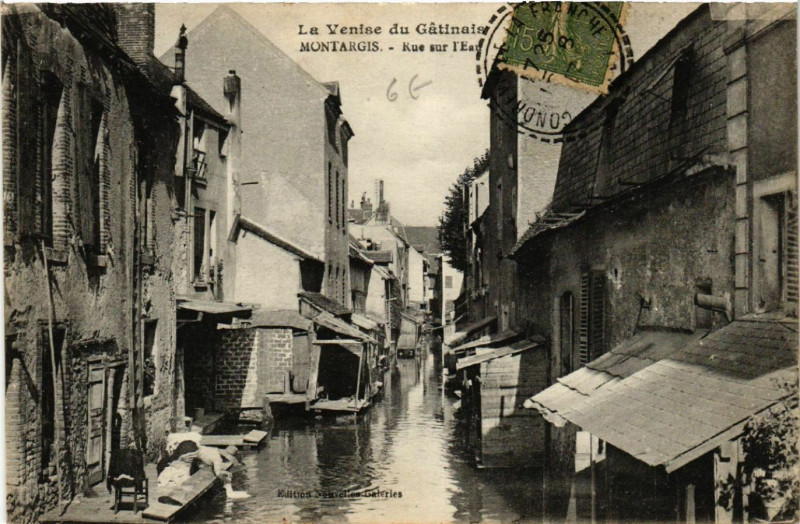 Carte postale ancienne Montargis - Rue sur l'Eau à Montargis