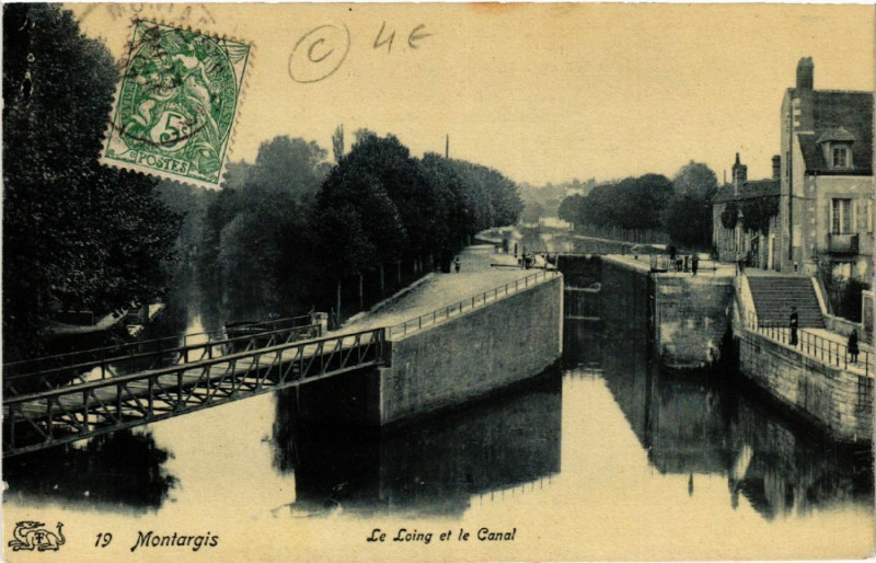 Carte postale ancienne Montargis - Le Loing et le Canal à Montargis