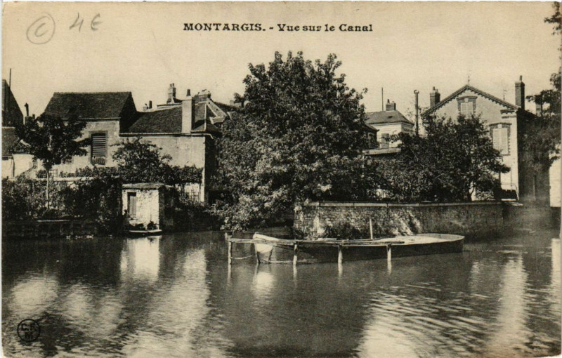 Carte postale ancienne Montargis - Vue sur le Canal à Montargis
