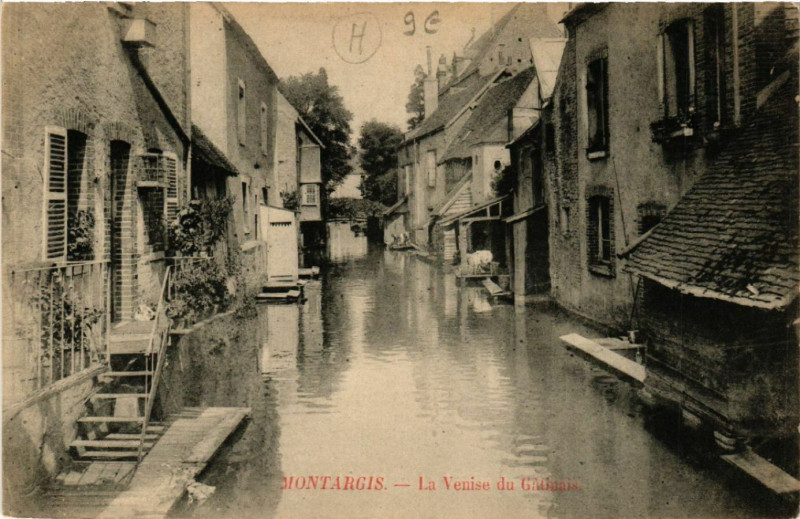 Carte postale ancienne Montargis - La Venise du Gatinais à Montargis