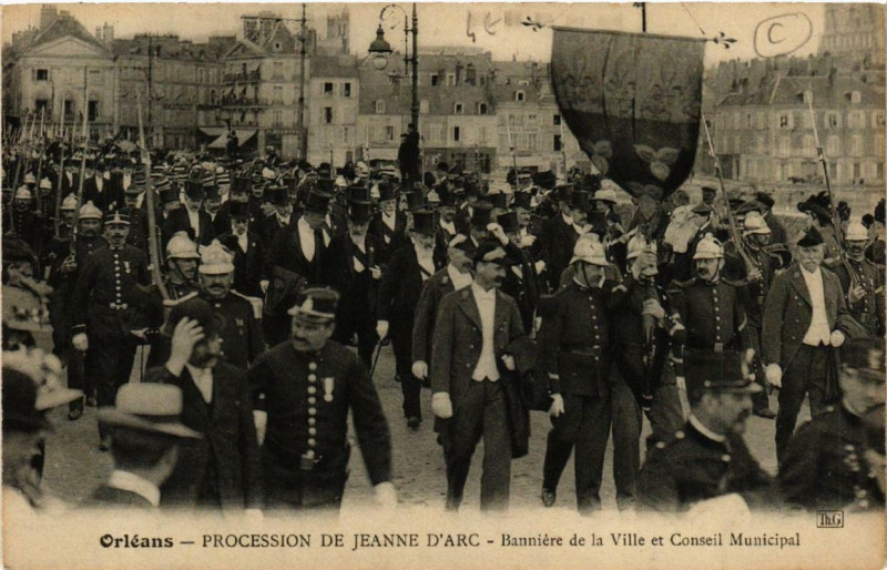 Carte postale ancienne Orleans La Procession de Jeanne d'Arc Banniere de la Ville à Orléans