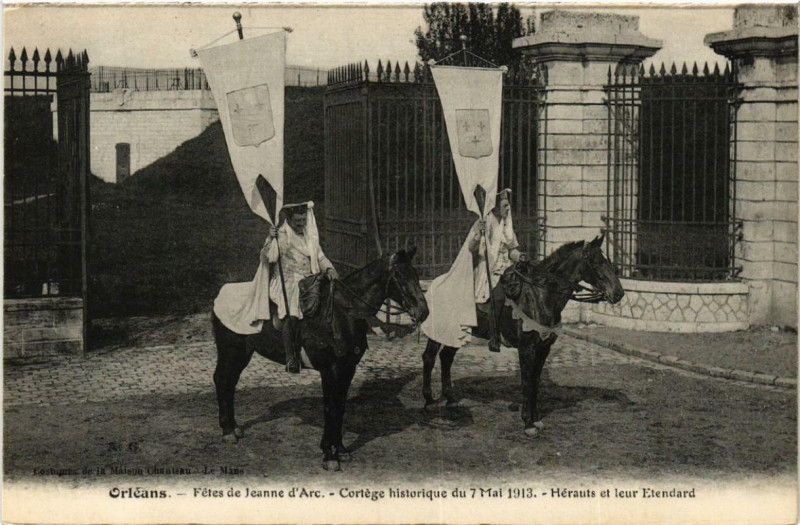 Carte postale ancienne Orleans Fetes de Jeanne d'Arc 1913 hérauts et leur Etendard à Orléans