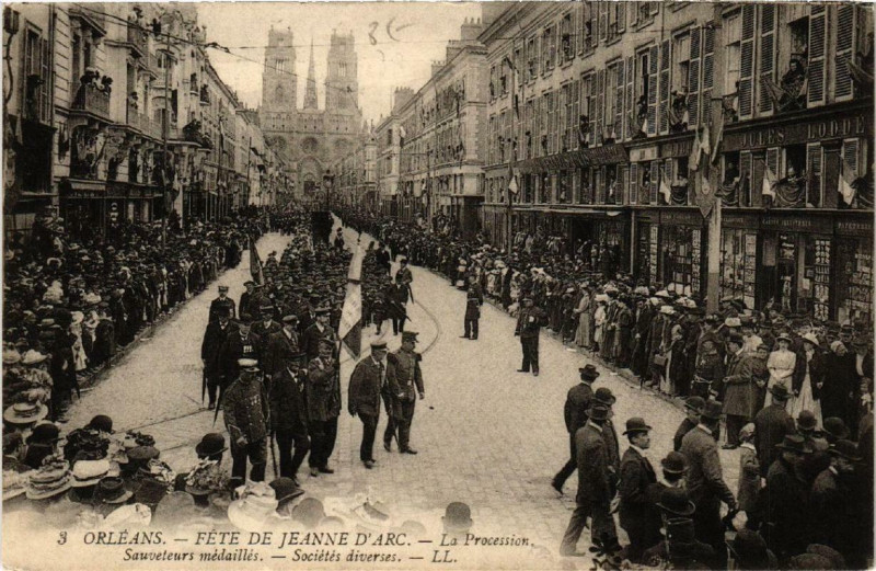 Carte postale ancienne Orleans Fete de Jeanne d'Arc La Procession Sauveteurs médaillés à Orléans