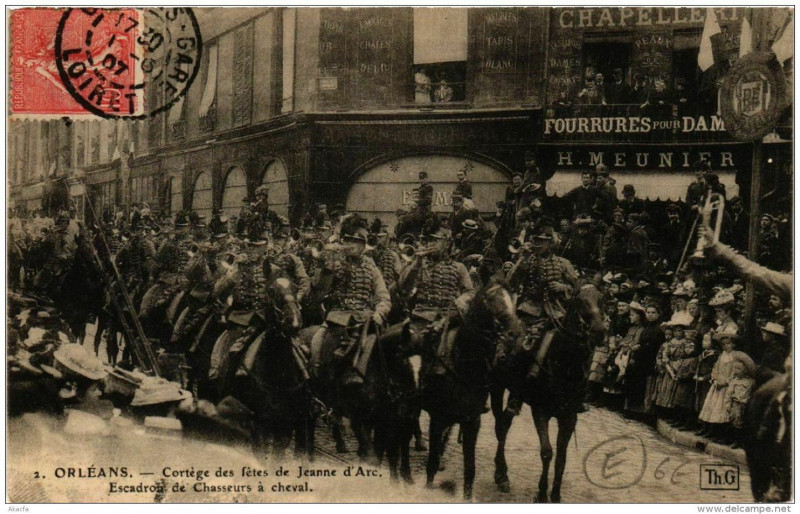 Carte postale ancienne Orleans Cortege fetes Jeanne d'Arc Escadron Chasseurs à Orléans