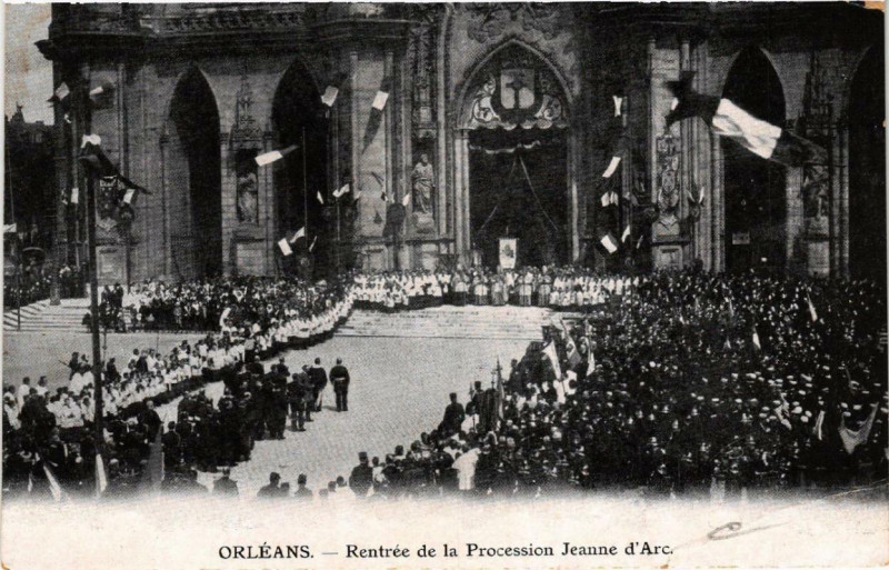 Carte postale ancienne Orleans Rentrée de la Procession Jeanne d'Arc à Orléans