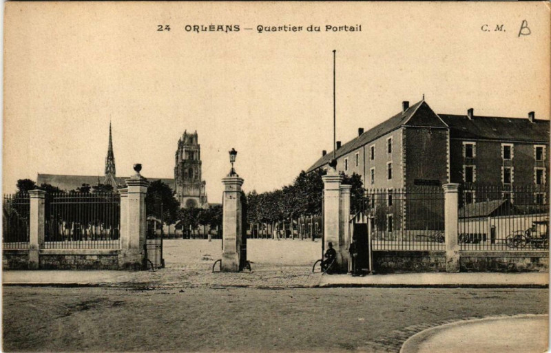 Carte postale ancienne Orleans Quartier du Portail à Orléans