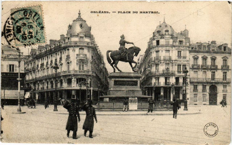 Carte postale ancienne Orleans Place du Martroi à Orléans