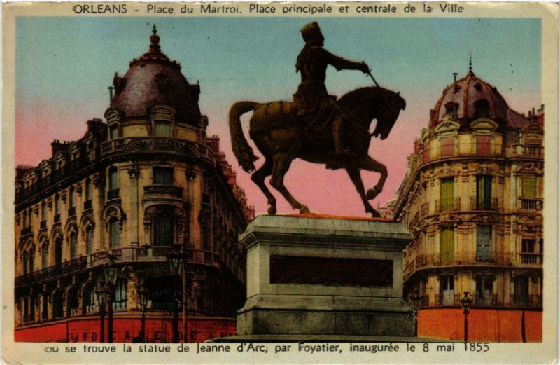 Carte postale ancienne Orleans Place du Martroi Place principale et centrale de la Ville à Orléans