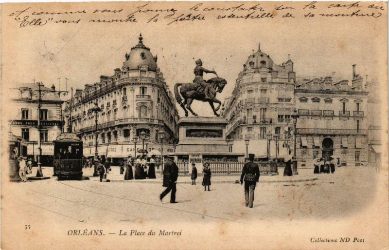 Carte postale ancienne Orleans La Place du Martroi à Orléans