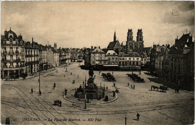 Carte postale ancienne Orleans La Place du Martroi à Orléans
