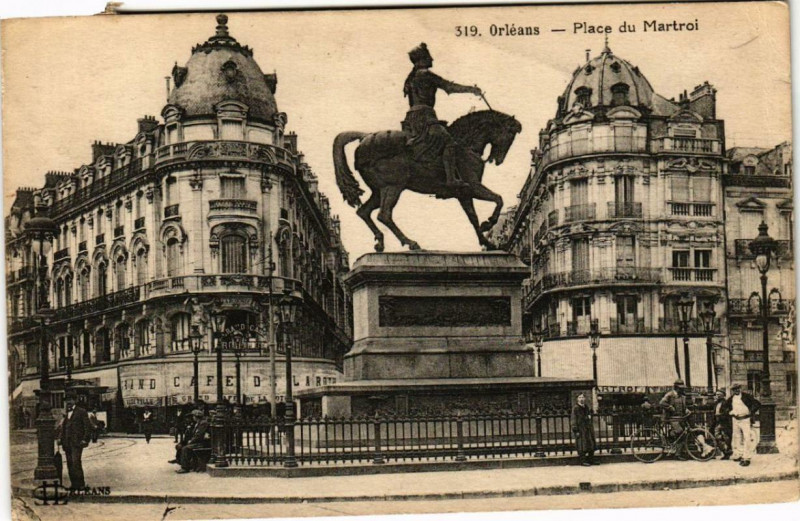 Carte postale ancienne Orleans Place du Martroi à Orléans