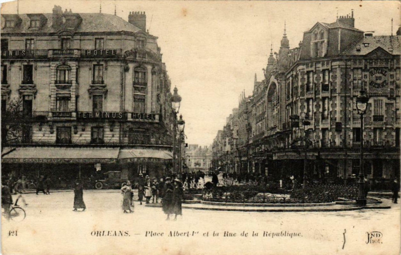 Carte postale ancienne Orleans Place Albert I et la Rue de la République à Orléans