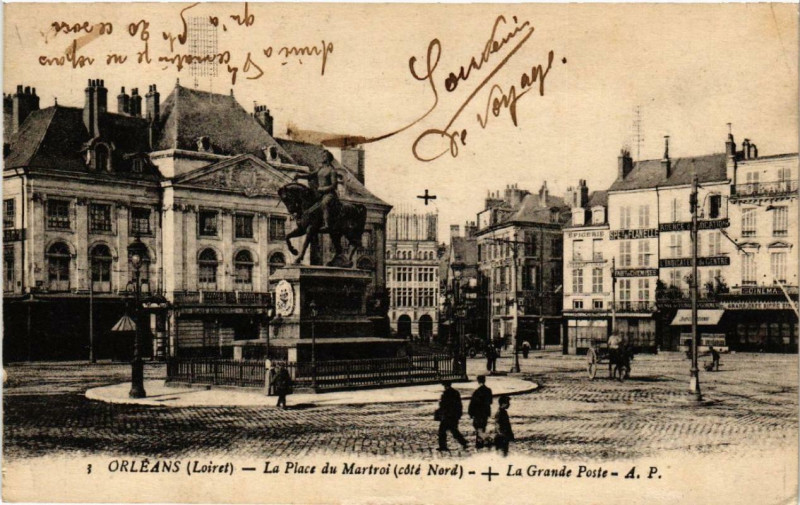 Carte postale ancienne Orleans La Place du Martroi coté Nord La Grande Poste à Orléans